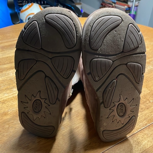 UGGS - Picture 5 of 6